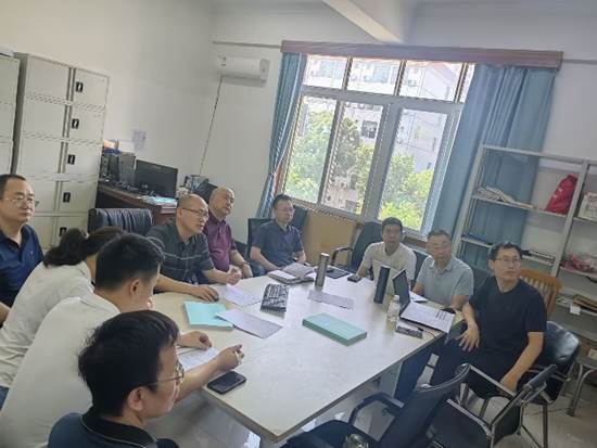 说明:一群人坐在桌子前描述已自动生成